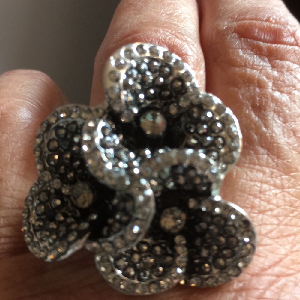 New Size 7 Statement Flower Ring - image 1